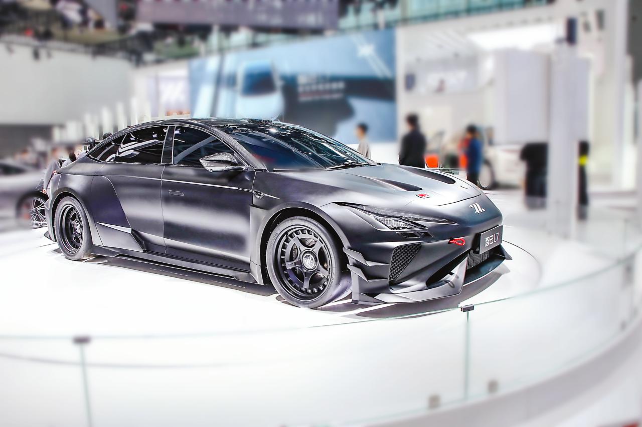 智己L7 2023款 GTE Concept车型，车头动感，黑色车身，赛道风格浓厚