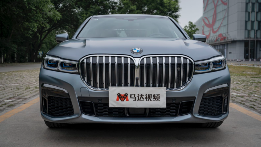 实拍宝马750Li：搭4.4T V8引擎！内置车内香氛 这是“香车美女”?