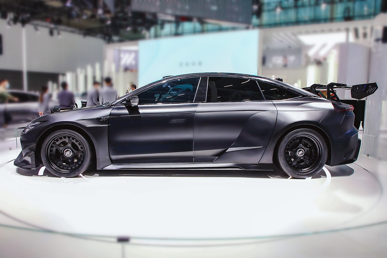 智己L7 2023款 GTE Concept车型，车头动感，黑色车身，赛道风格浓厚