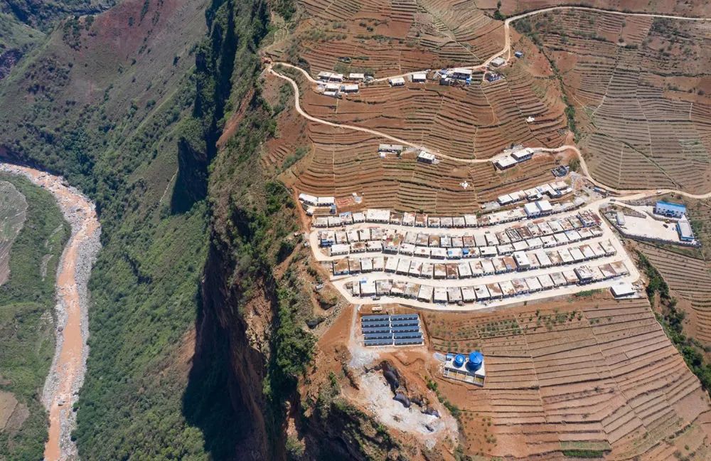 注:某群山中的易地扶贫集中安置点,与假设案例无关,图源网络