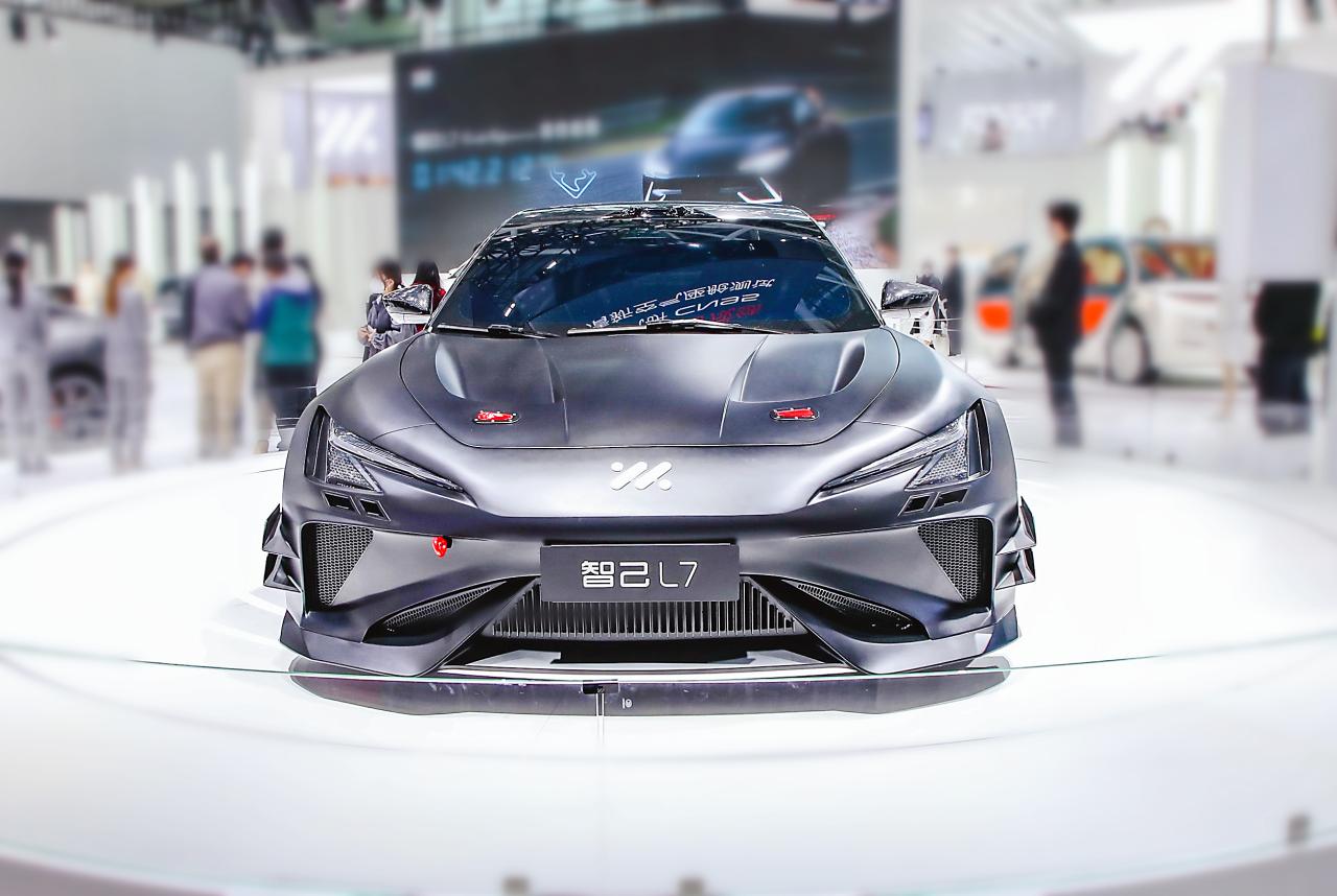 智己L7 2023款 GTE Concept车型，车头动感，黑色车身，赛道风格浓厚