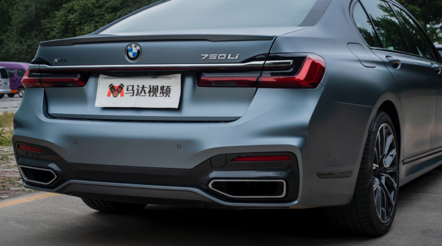 实拍宝马750Li：搭4.4T V8引擎！内置车内香氛 这是“香车美女”?