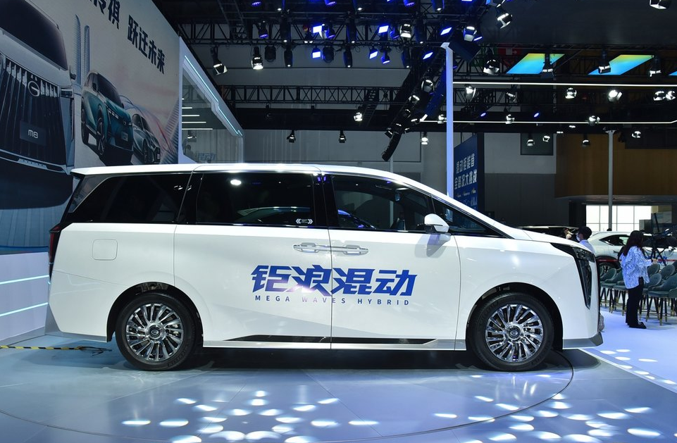 中大型MPV实力派：传祺M8宗师版，前脸霸气、内饰豪华，车机智能