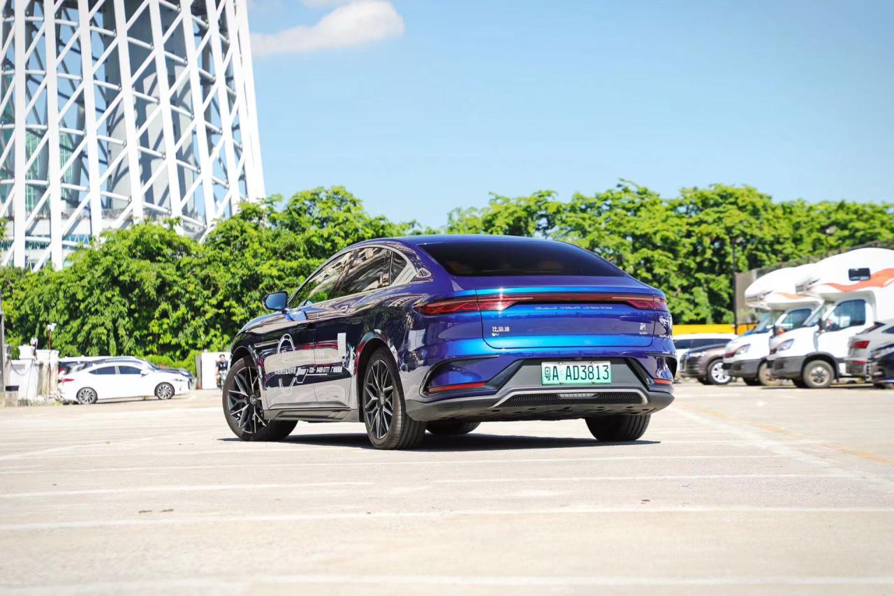 性价比超高的纯电C级车！零跑C01、比亚迪汉该怎么选？