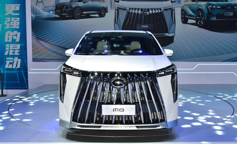 中大型MPV实力派：传祺M8宗师版，前脸霸气、内饰豪华，车机智能