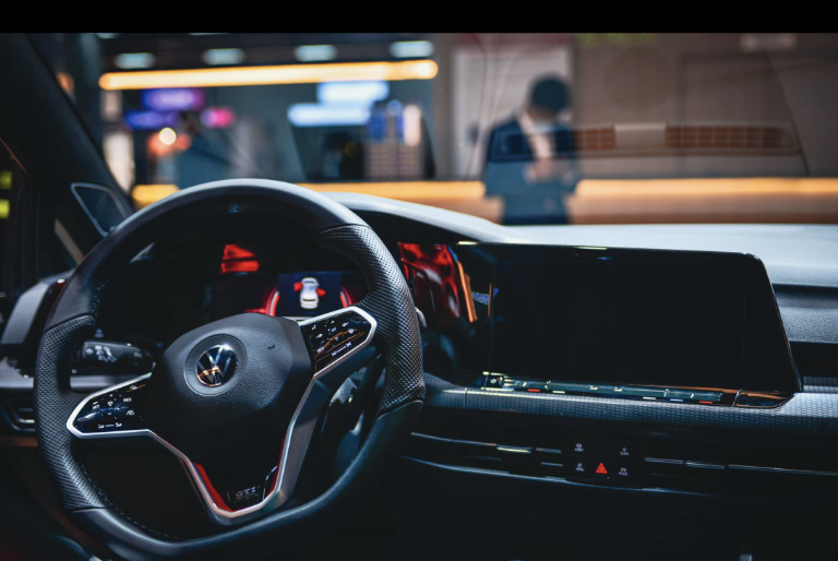 大众“小钢炮”-高尔夫GTI，外观设计运动，配置完善，2.0T动力足
