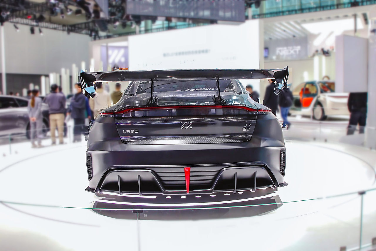 智己L7 2023款 GTE Concept车型，车头动感，黑色车身，赛道风格浓厚