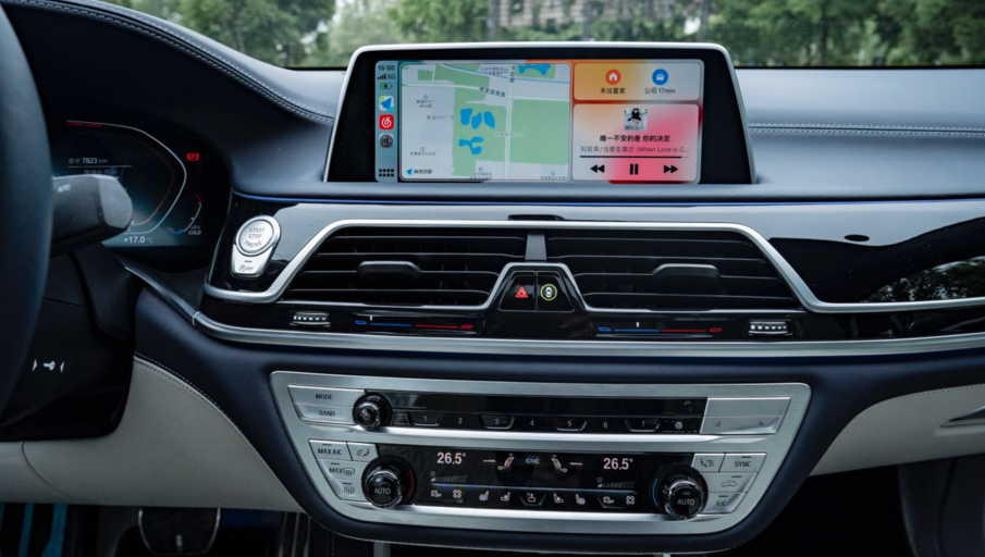 实拍宝马750Li：搭4.4T V8引擎！内置车内香氛 这是“香车美女”?