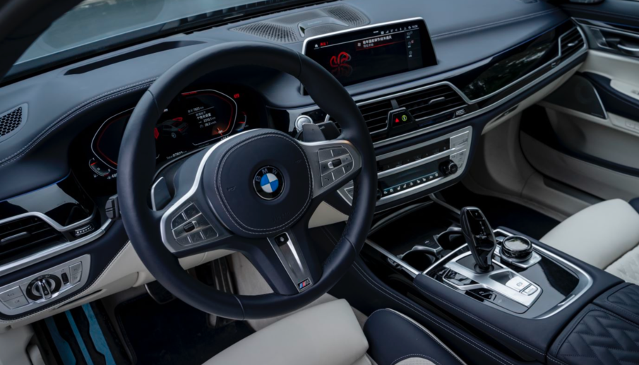 实拍宝马750Li：搭4.4T V8引擎！内置车内香氛 这是“香车美女”?