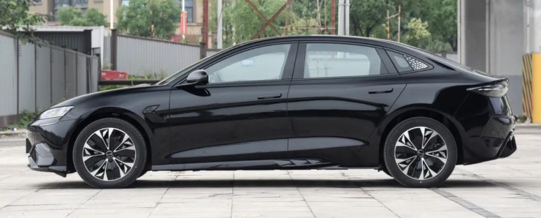 特斯拉MODEL 3“瞄准”比亚迪海豹，谁才是20万级最优选？