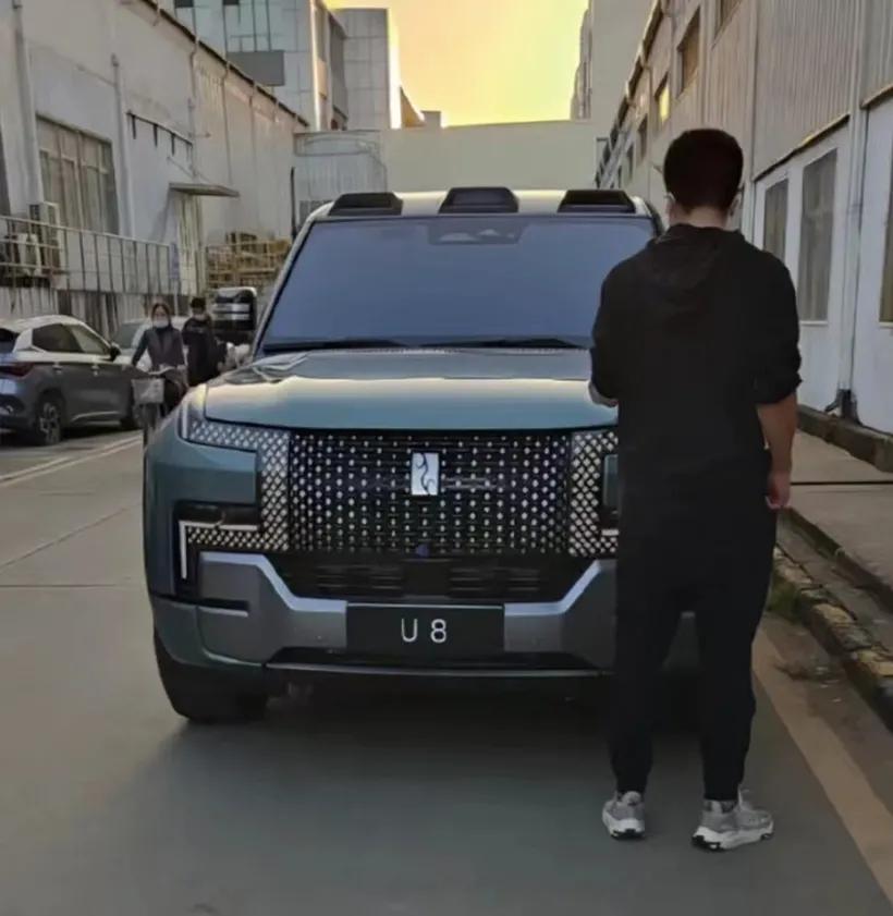 比亚迪全新豪华全尺寸SUV，外观霸气，仰望U8实车亮相