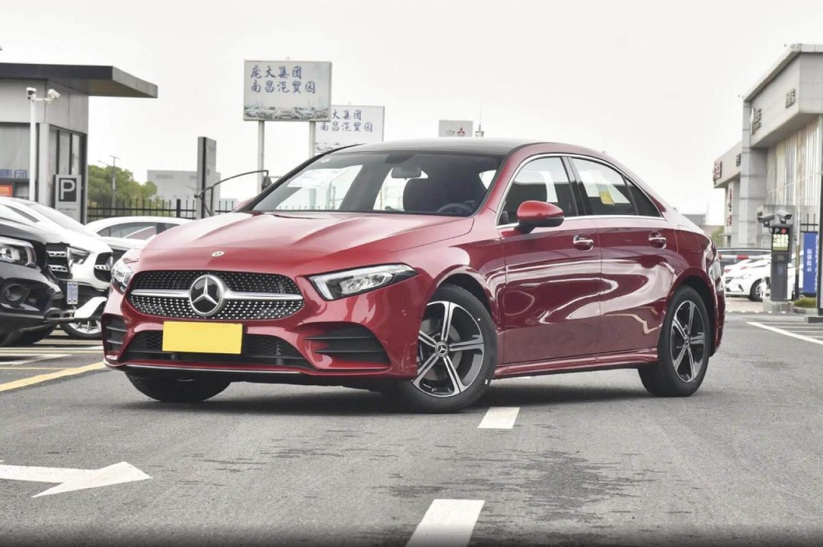 21.48万起，油耗低至5.4L，颜值高档次足，带你看奔驰A级