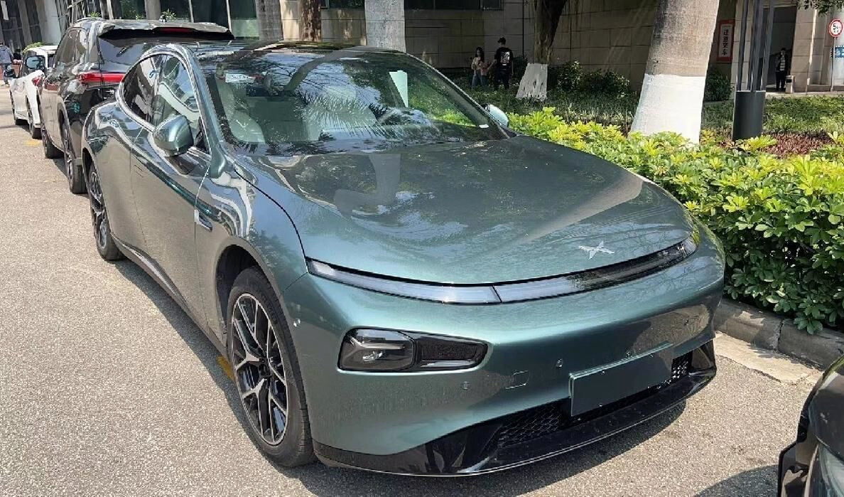 新款小鹏P7实车曝光，新增墨绿色车漆、白色内饰，改名小鹏P7i