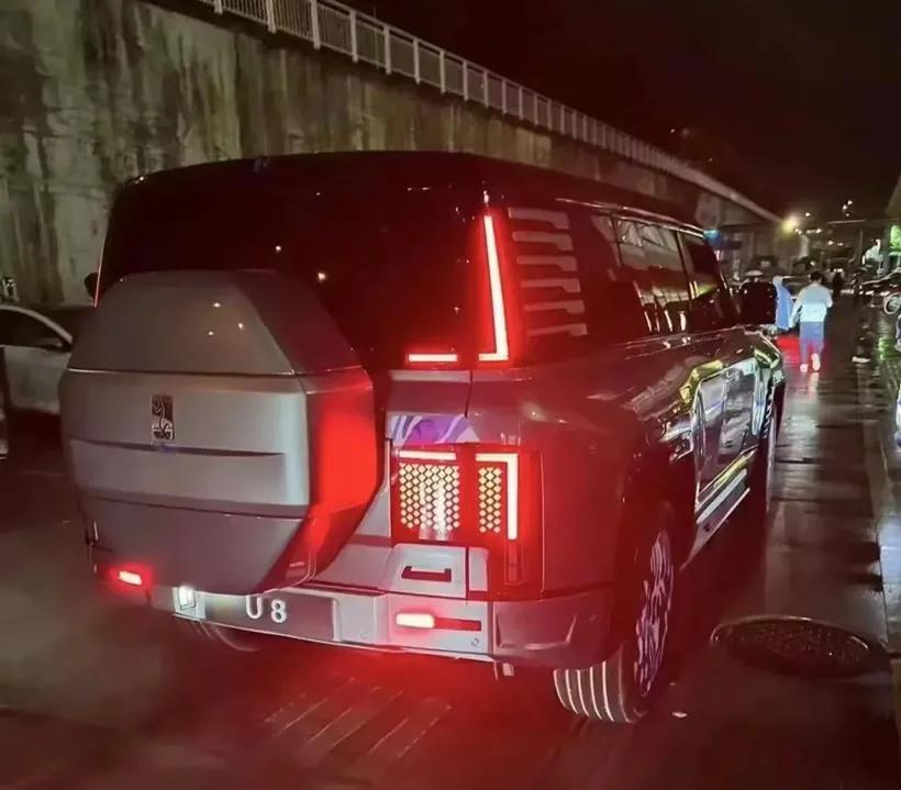 比亚迪全新豪华全尺寸SUV，外观霸气，仰望U8实车亮相