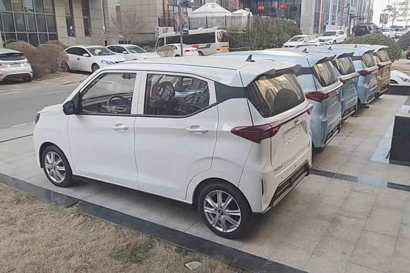 又一款国产代步小车，未奥BOMA现身，造型宛如“迷你版埃尔法”