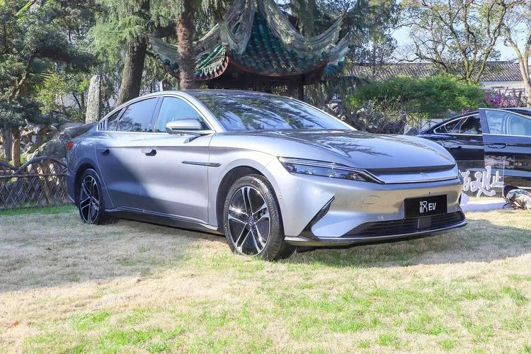新款Model3谍照曝光，价格有望再下探，比国产纯电车香吗？