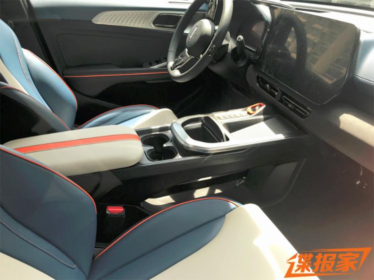 连体屏+年轻配色 曝哈弗枭龙内饰谍照