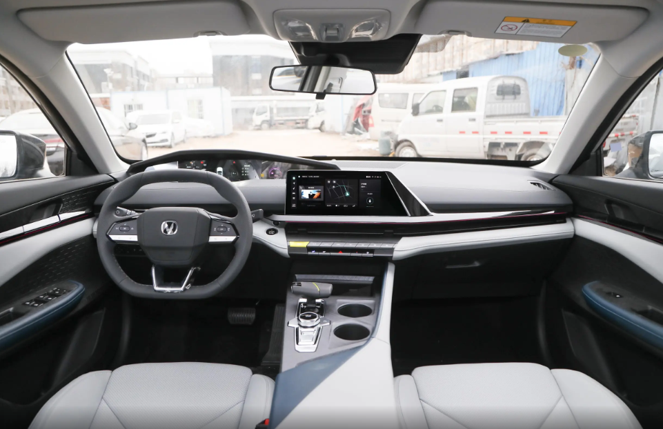 试驾体验UNI-V iDD，6.5秒破百+1100Km综合续航，尾翼却成选装？