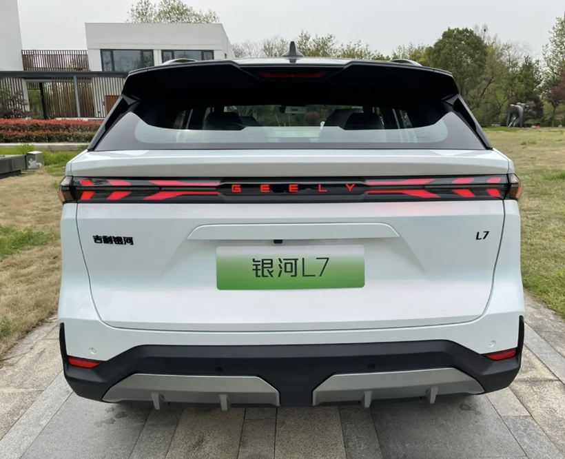 吉利银河L7到店，酷炫颜值，搭1.5T四缸插混动力，综合油耗5.23L