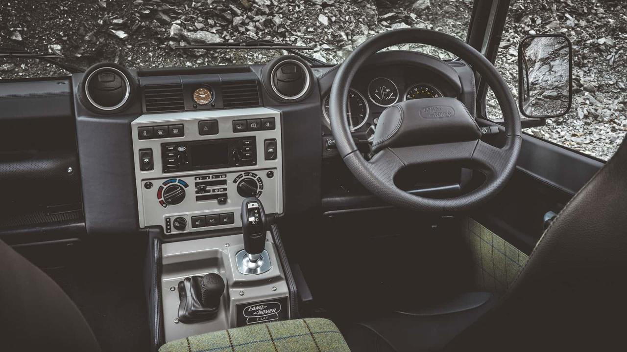 搭载5.0L V8引擎，经典复刻车型，卫士V8 Islay Edition官图发布