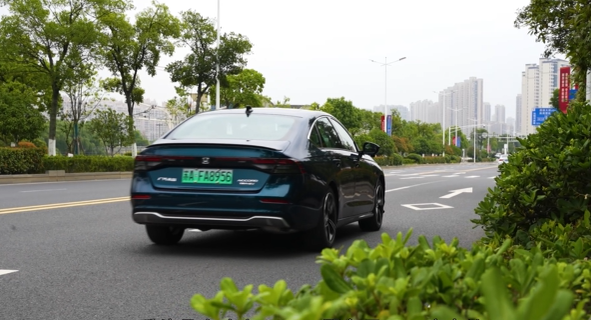 热门B级车也出插混版，价格对标model 3比亚迪汉