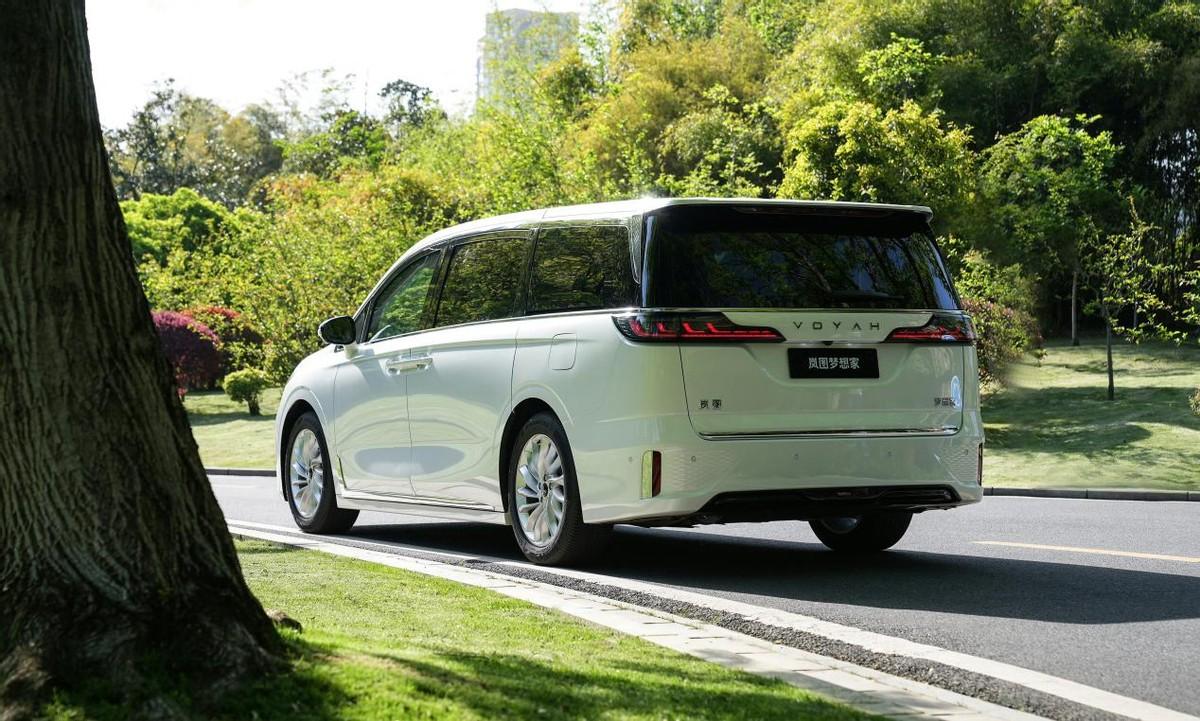 40万级MPV“前有狼后有虎”，岚图梦想家仍想当标杆，凭的什么？