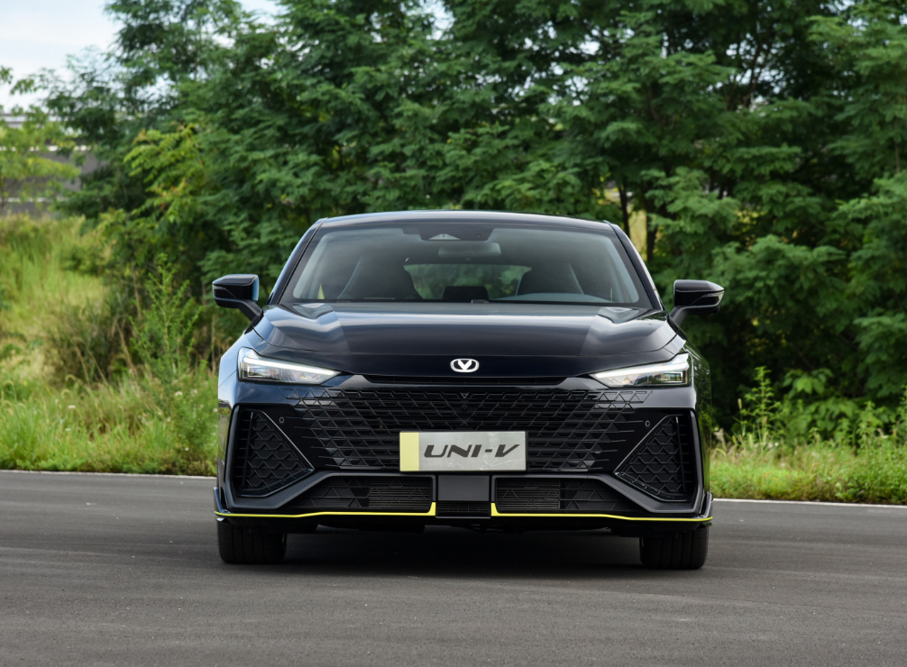 长安UNI-V，造型个性运动，搭载2.0T+8AT，对标大众凌渡L
