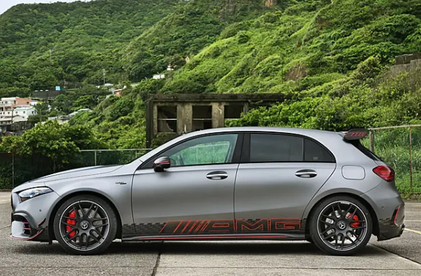 配2.0T动力，2023款奔驰AMG A45表现如何？