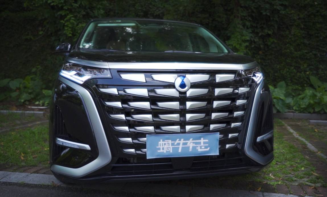 这辆“高铁头”到底靠不靠谱？聊聊理想MEGA这台大MPV
