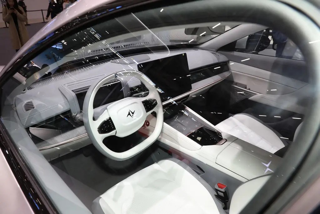 东风eπ007预计于明年上市，定位中大型轿车，提供两种动力选择
