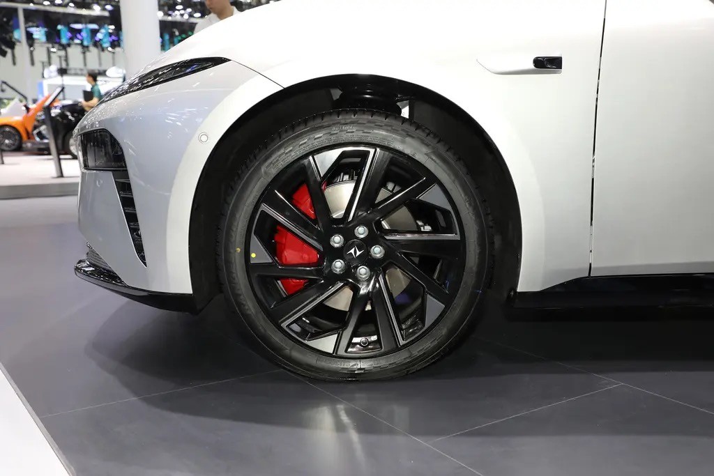 东风eπ007预计于明年上市，定位中大型轿车，提供两种动力选择