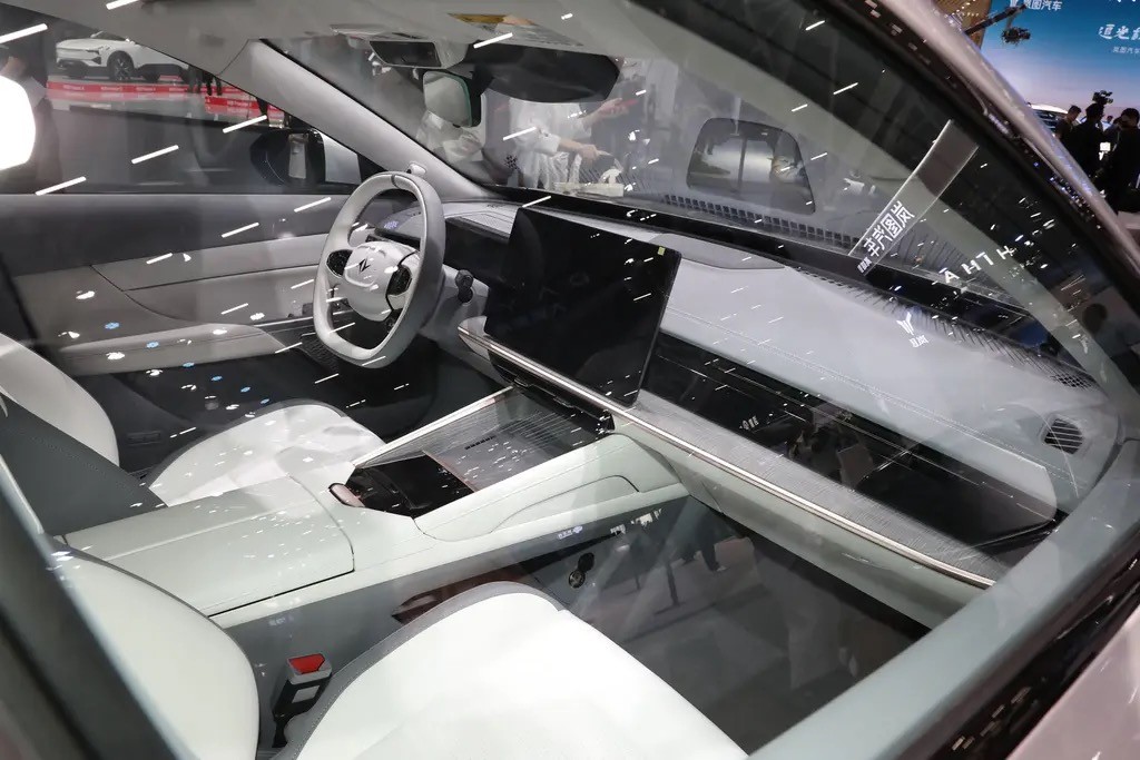 东风eπ007预计于明年上市，定位中大型轿车，提供两种动力选择