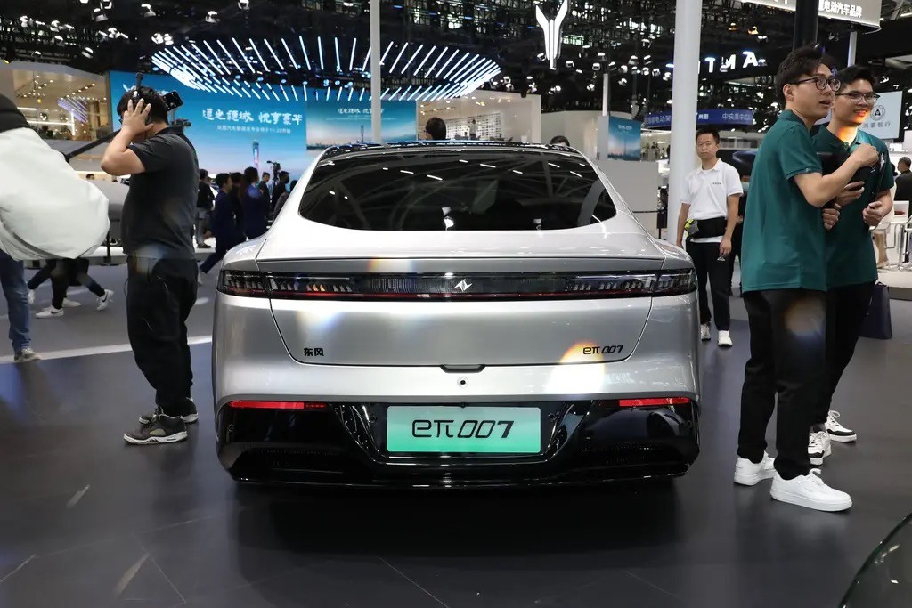 东风eπ007预计于明年上市，定位中大型轿车，提供两种动力选择