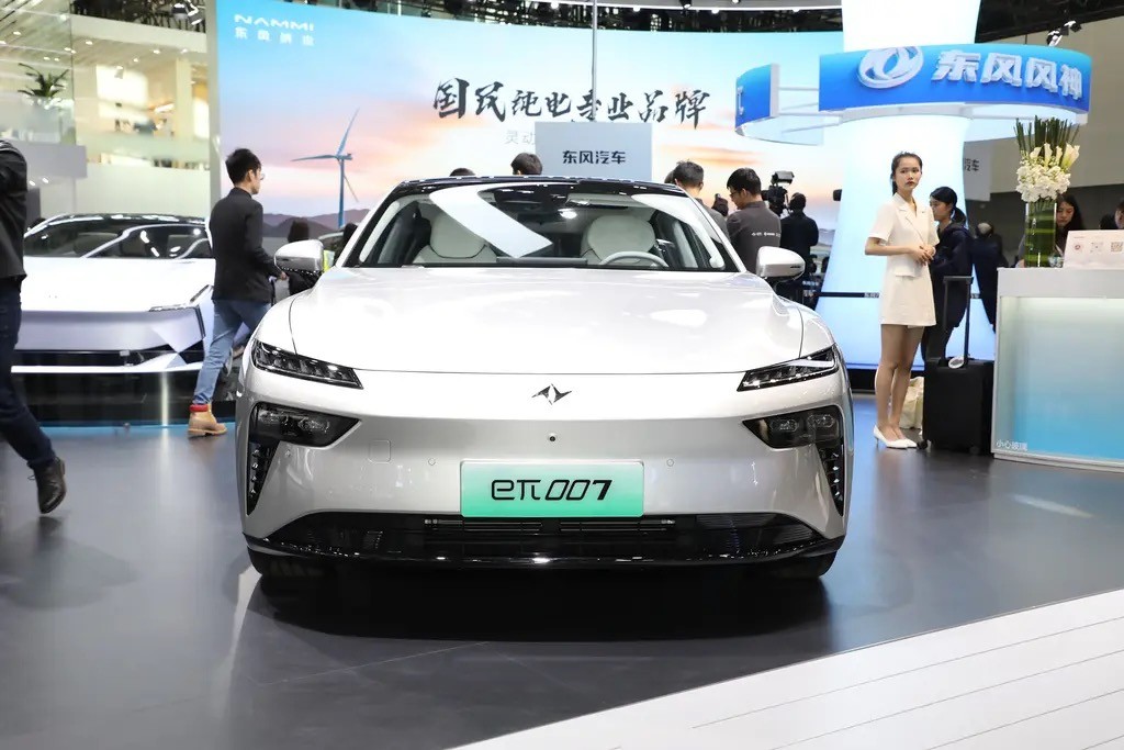东风eπ007预计于明年上市，定位中大型轿车，提供两种动力选择