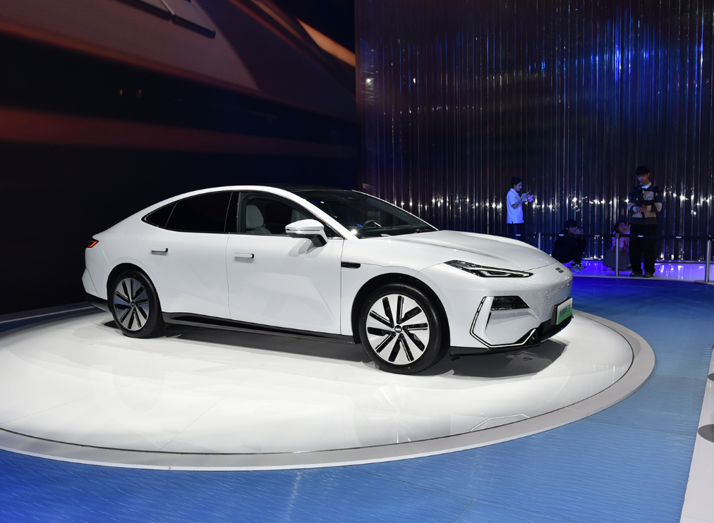 预售价18.8万元起，吉利银河E8要抢比亚迪汉、Model3饭碗？