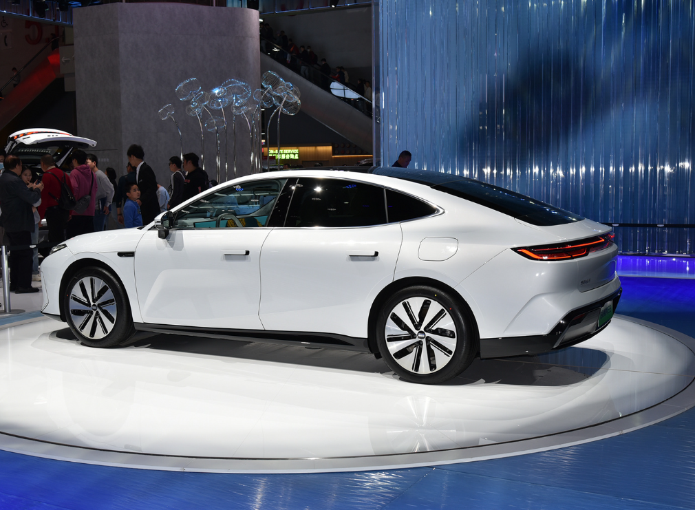 预售价18.8万元起，吉利银河E8要抢比亚迪汉、Model3饭碗？