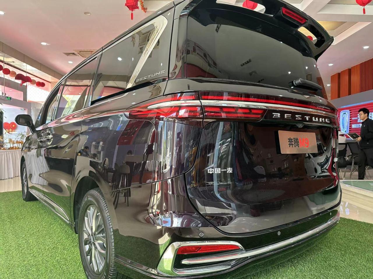 探店奔腾M9,作为一款中大型MPV,空间表现究竟如何?
