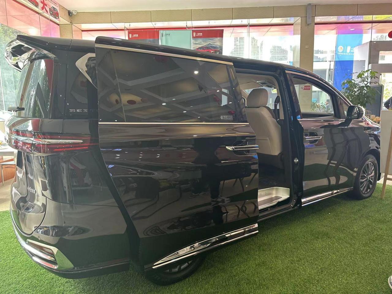 探店奔腾M9,作为一款中大型MPV,空间表现究竟如何?
