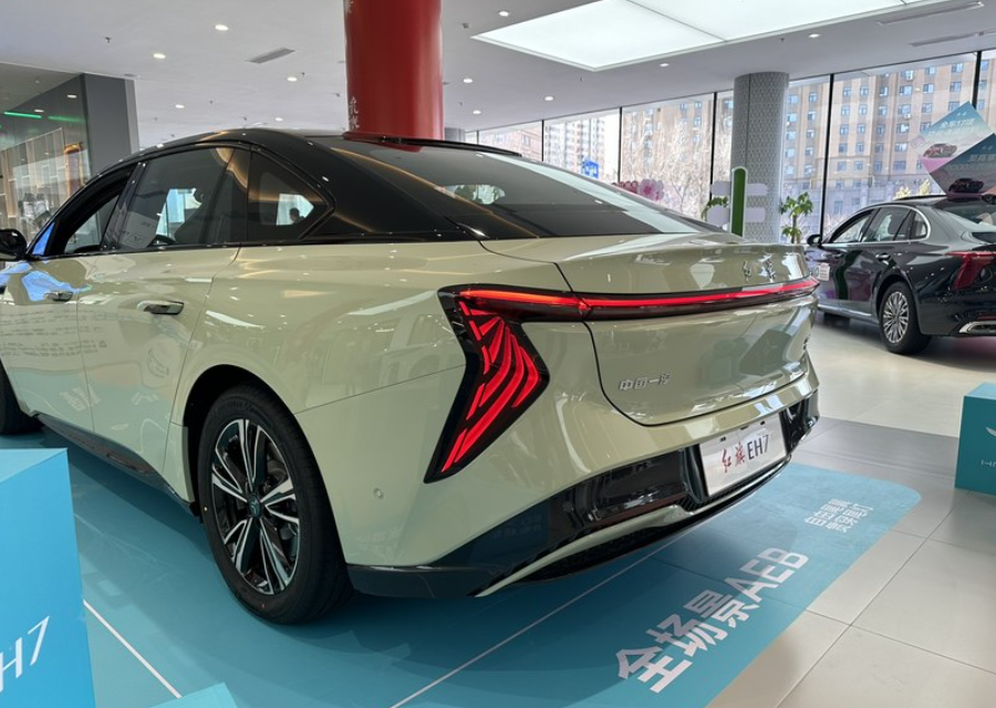 红旗EH7：到店实拍820km续航车型，提供全新车标+7字形大灯！