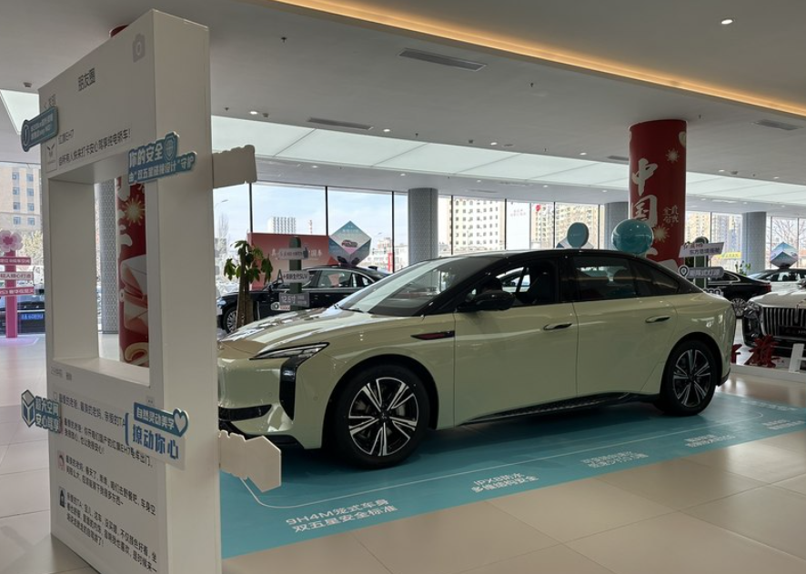 红旗EH7：到店实拍820km续航车型，提供全新车标+7字形大灯！