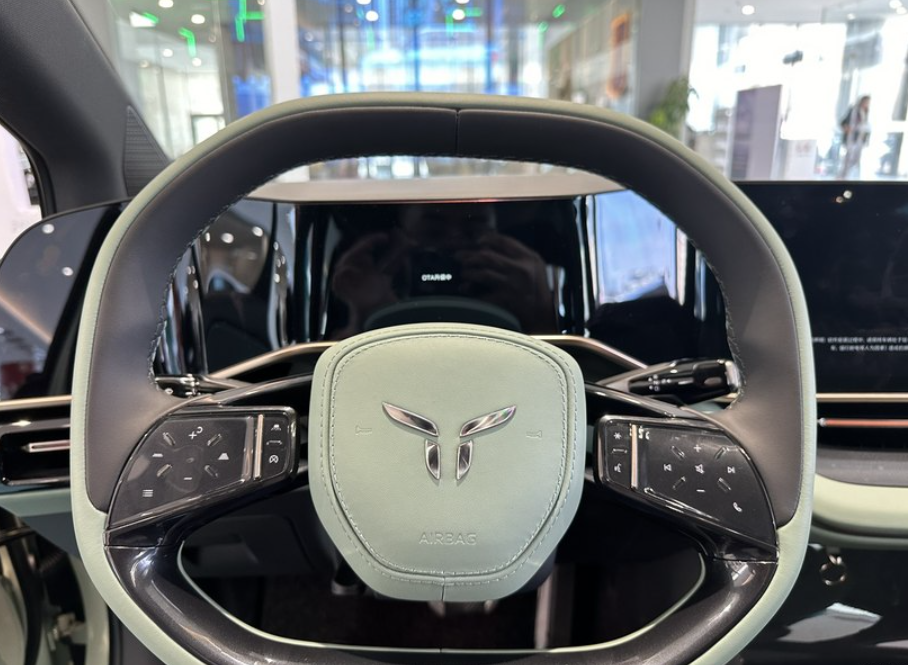红旗EH7：到店实拍820km续航车型，提供全新车标+7字形大灯！