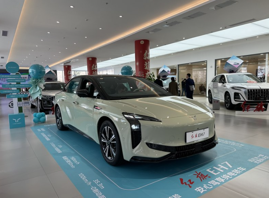 红旗EH7：到店实拍820km续航车型，提供全新车标+7字形大灯！