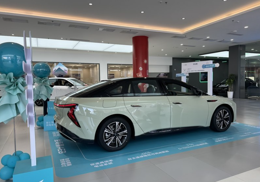 红旗EH7：到店实拍820km续航车型，提供全新车标+7字形大灯！