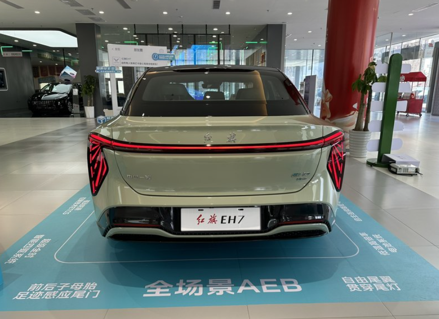 红旗EH7：到店实拍820km续航车型，提供全新车标+7字形大灯！