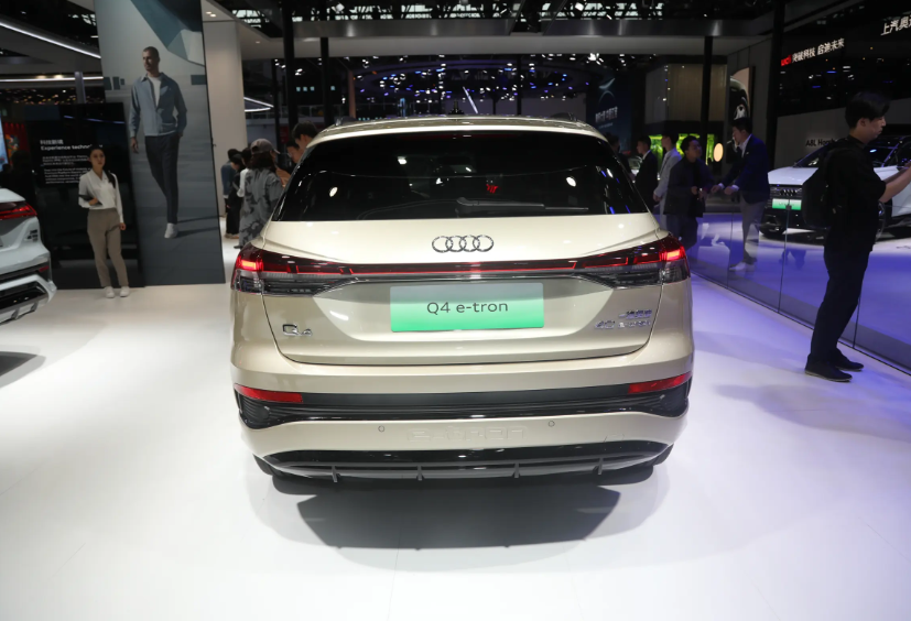 奥迪Q4 e-tron冠军纪念版正式上市，售价33.02万元，限量50辆