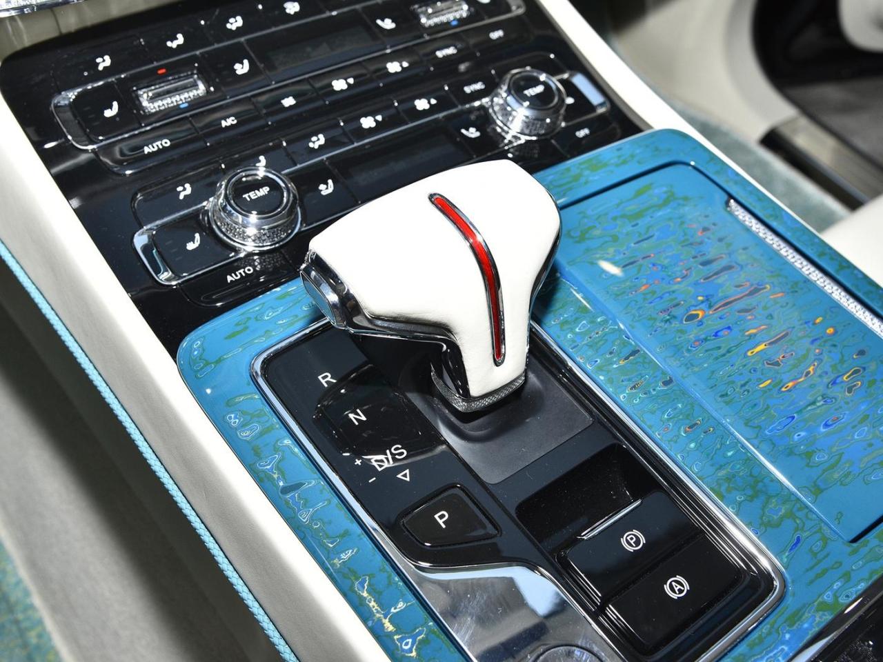 红旗国礼上市，车长近6米，配4.0T V8发动机，718万，对标劳斯莱斯