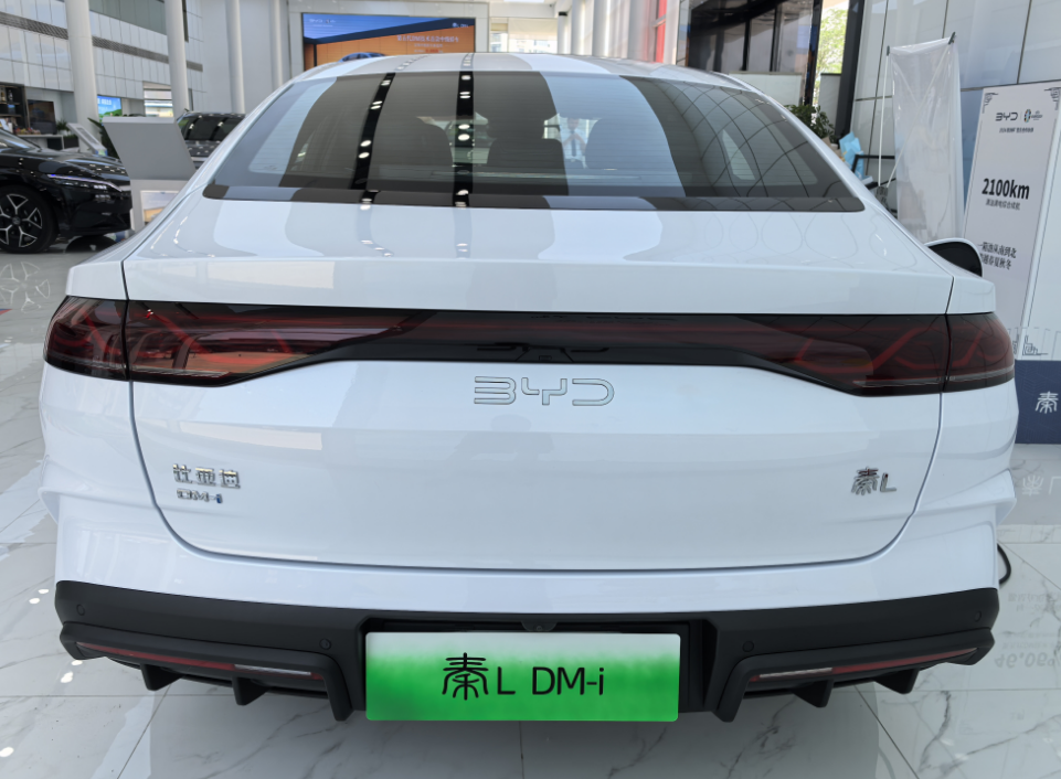 比亚迪秦L实拍，续航2100km，空间大、售价厚道，5款车型如何选？